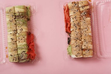 Pembe arka planda taze Japon dürümleri