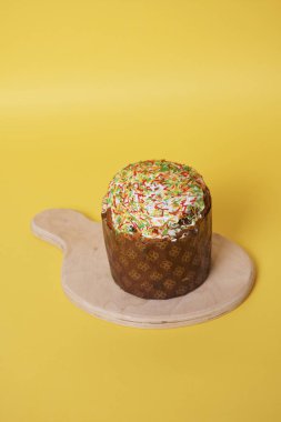 Paskalya pastası ahşap tahta üzerinde pastel arka planda fotokopi alanı ile