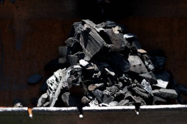 Bahçede barbekü ızgarası için kömür manzarası