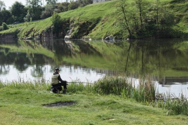  Nehir kıyısında yaşayan bir balıkçı.