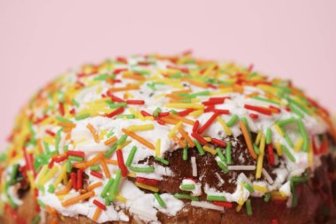 beyaz zemin üzerinde Paskalya kek