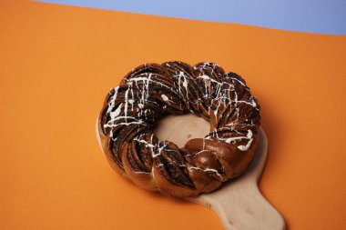 Tahtada taze pişmiş kek.