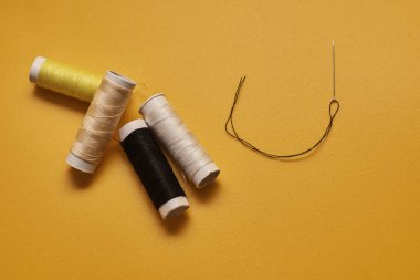 Sarı arkaplandaki renkli ipliklerin yakın plan görüntüsü 