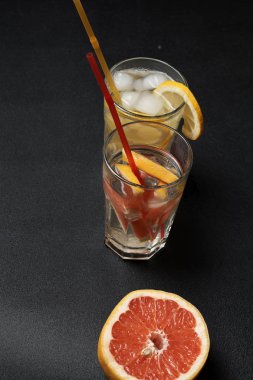 Limon ve greyfurt dilimli taze yaz kokteylleri, yakın görüş.