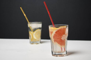 Limon ve greyfurt dilimli taze yaz kokteylleri, yakın görüş.