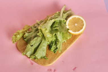 Limonlu taze marul salatasına yakından bakın.