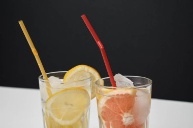 Limon ve greyfurt dilimli taze yaz kokteylleri, yakın görüş.