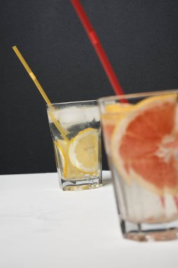 Limon ve greyfurt dilimli taze yaz kokteylleri, yakın görüş.