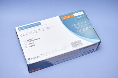 Bila Tserkva, Ukrayna - 2019 civarı: Orijinal tıbbi eldiven paketi.