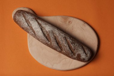 Tahtada taze çavdar ekmeği.