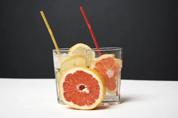 夏季新鲜鸡尾酒 柠檬和柚子片 — 图库照片