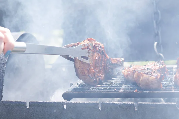 Woman Grilling Meat Outdoors Grill Barbecue — Stock Photo, Image