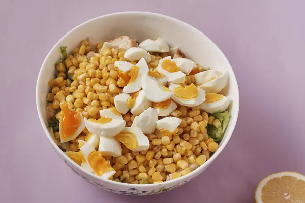 ハードゆで卵 コーンと蜂蜜マスタードドレッシングと健康的なベジタリアンサラダ — ストック写真
