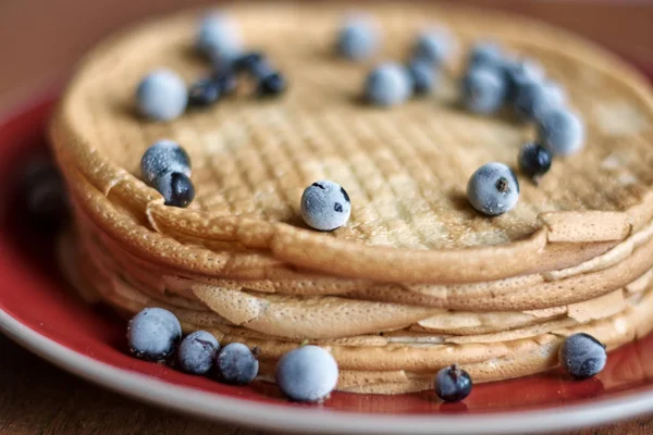 Stapel Crêpes Mit Schwarzer Johannisbeere — Stockfoto