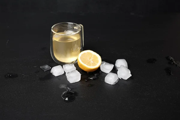Szklanka Lemoniady Cytryną Kostkami Lodu Ciemnym Tle — Zdjęcie stockowe