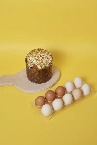 Ovos Recipiente Plástico Com Bolo Páscoa Fundo Amarelo Brilhante — Fotografia de Stock