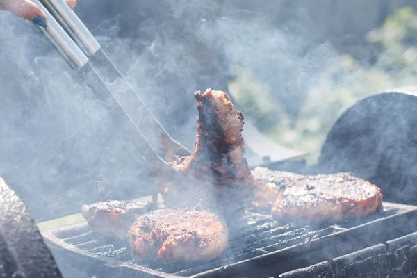 Vrouw Grillen Vlees Buiten Grill Barbecue — Stockfoto