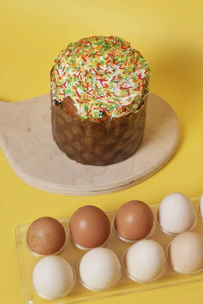 Bolo Páscoa Tábua Madeira Com Ovos Recipiente Fundo Pastel Com — Fotografia de Stock