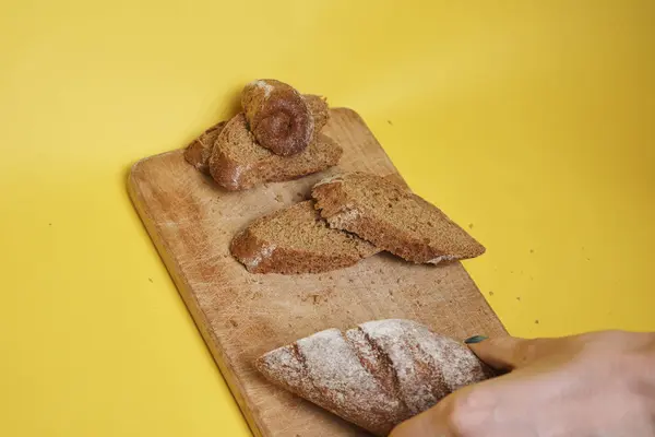 Nahaufnahme Von Frischem Schmackhaftem Roggenbrot Messer Und Holzbrett Auf Gelbem — Stockfoto