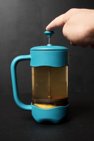 Mavi Çaydanlık Sıcak Çay Taşıyan Birinin Kırpılmış Görüntüsü — Stok fotoğraf