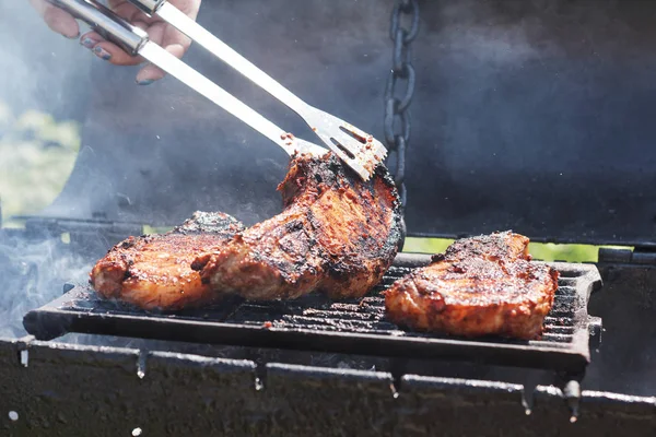 Vrouw Grillen Vlees Buiten Grill Barbecue — Stockfoto