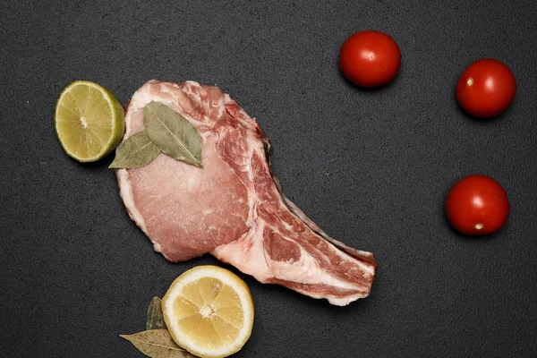 牛肉ステーキのレモンとベイリーフのマリネ — ストック写真