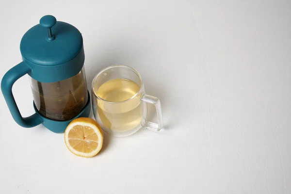 Високий Кут Зору Чайника Скла Лимона Білому Фоні — стокове фото