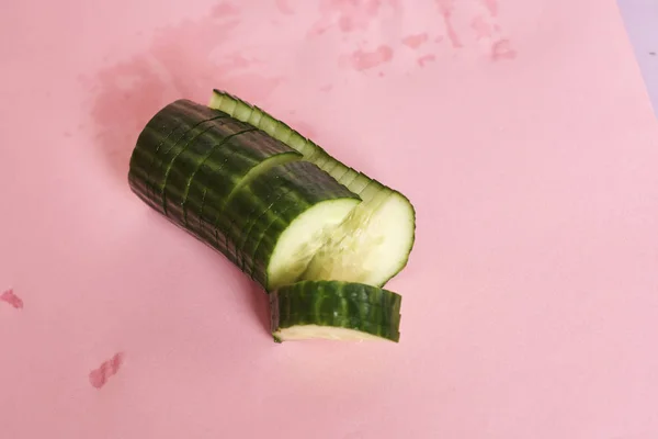 Close Van Gesneden Komkommer Een Roze Achtergrond — Stockfoto