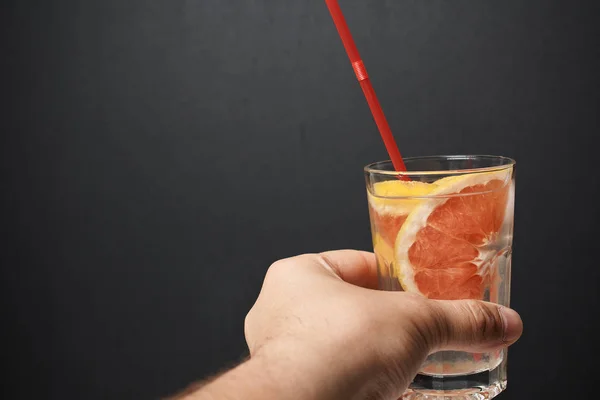 Mână Care Ține Vara Cocktail Proaspăt Felii Grapefruit Vedere Aproape — Fotografie, imagine de stoc