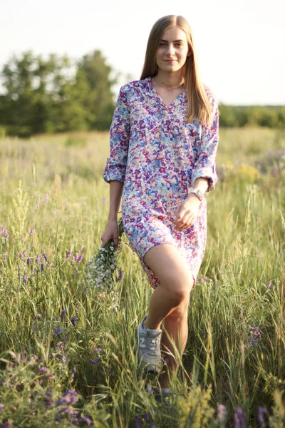 Söt Ung Kvinna Klänning Poserar Fältet Med Blommor — Stockfoto