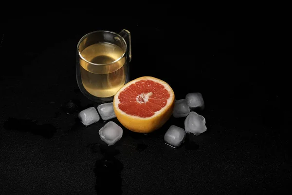 Glas Limonade Mit Grapefruit Und Eiswürfeln Auf Dunklem Hintergrund — Stockfoto