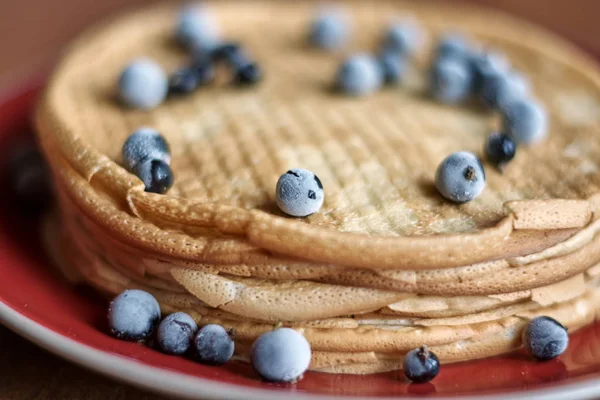 Stapel Crêpes Mit Schwarzer Johannisbeere — Stockfoto