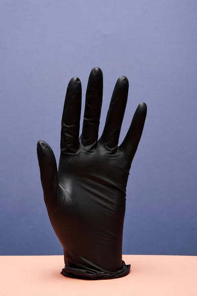 Крупный План Черной Медицинской Перчатки Синем Фоне — стоковое фото