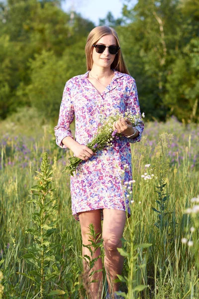 Söt Ung Kvinna Klänning Och Solglasögon Poserar Fältet Med Blommor — Stockfoto