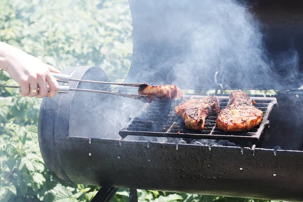 Vrouw Grillen Vlees Buiten Grill Barbecue — Stockfoto