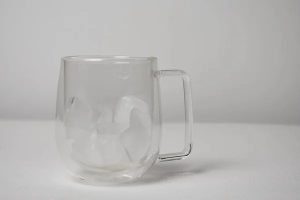 Glasbecher Mit Eiswürfeln Auf Weißem Hintergrund — Stockfoto