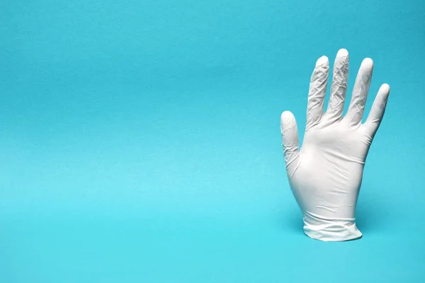 Nahaufnahme Des Medizinischen Handschuhs Auf Blauem Hintergrund — Stockfoto