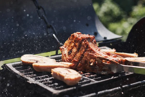 Kobieta Grillująca Mięso Zewnątrz Grillu Grill — Zdjęcie stockowe