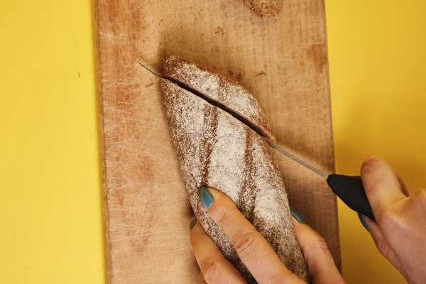 Potret Wanita Memegang Pisau Dan Mengiris Roti Gandum Segar Yang — Stok Foto