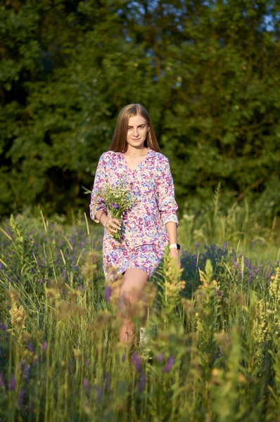 Jolie Jeune Femme Robe Posant Sur Champ Avec Des Fleurs — Photo