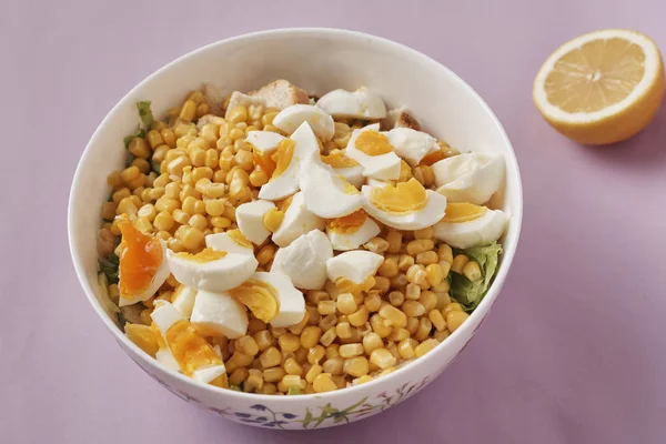 Haşlanmış Yumurta Mısır Ballı Hardal Soslu Sağlıklı Vejetaryen Salatası — Stok fotoğraf