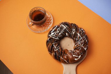 Tahtada taze pişmiş kek var.