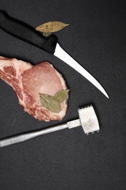 Körfez yapraklı sığır eti, bıçak ve çekiç..