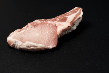 Koyu arkaplanda kopyalama alanı olan çiğ biftek.