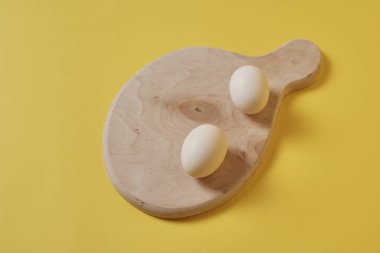 Tahta üzerinde yumurtalar, yakın görüş.