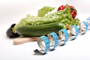 sağlıklı sebzeler ve ölçü bandı