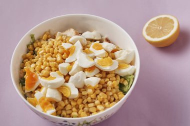 Haşlanmış yumurta, mısır ve ballı hardal soslu sağlıklı vejetaryen salatası