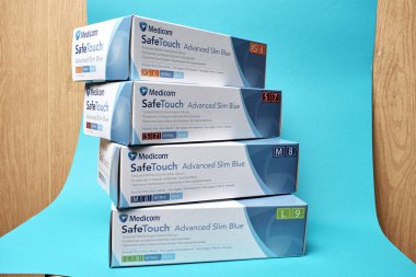 Bila Tserkva, Ukrayna - 2019 civarı: Orijinal tıbbi eldiven paketleri.