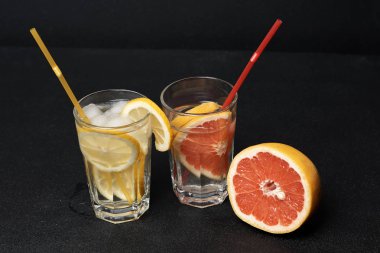 Limon ve greyfurt dilimli taze yaz kokteylleri, yakın görüş.