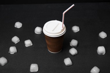 Siyah arka planda samanla birlikte buz ve kahvenin yakın plan görüntüsü  